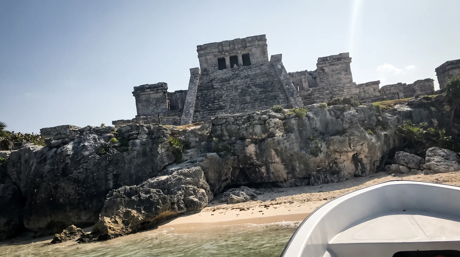 Ruinas de Tulum con El Castillo sobre el acantilado vistas desde una lancha